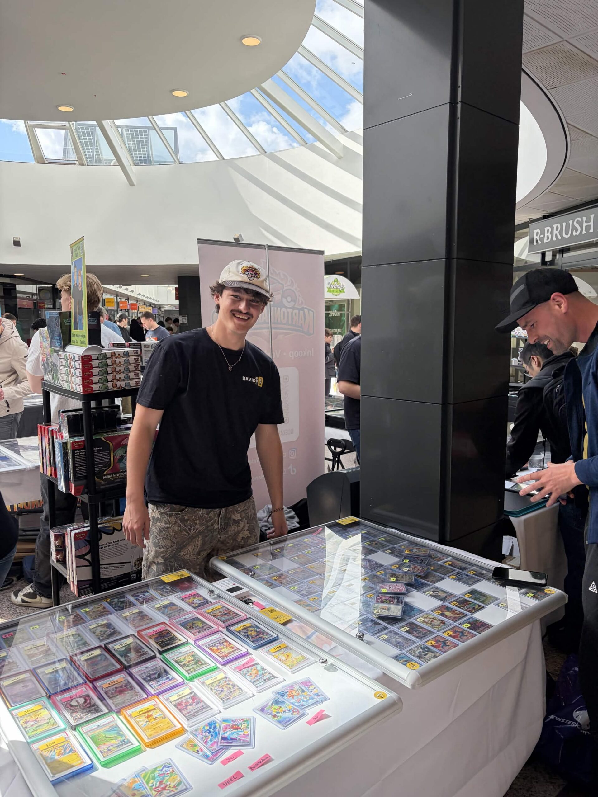 David van DavidPTCG op een Pokémon-beurs met zijn collectie
